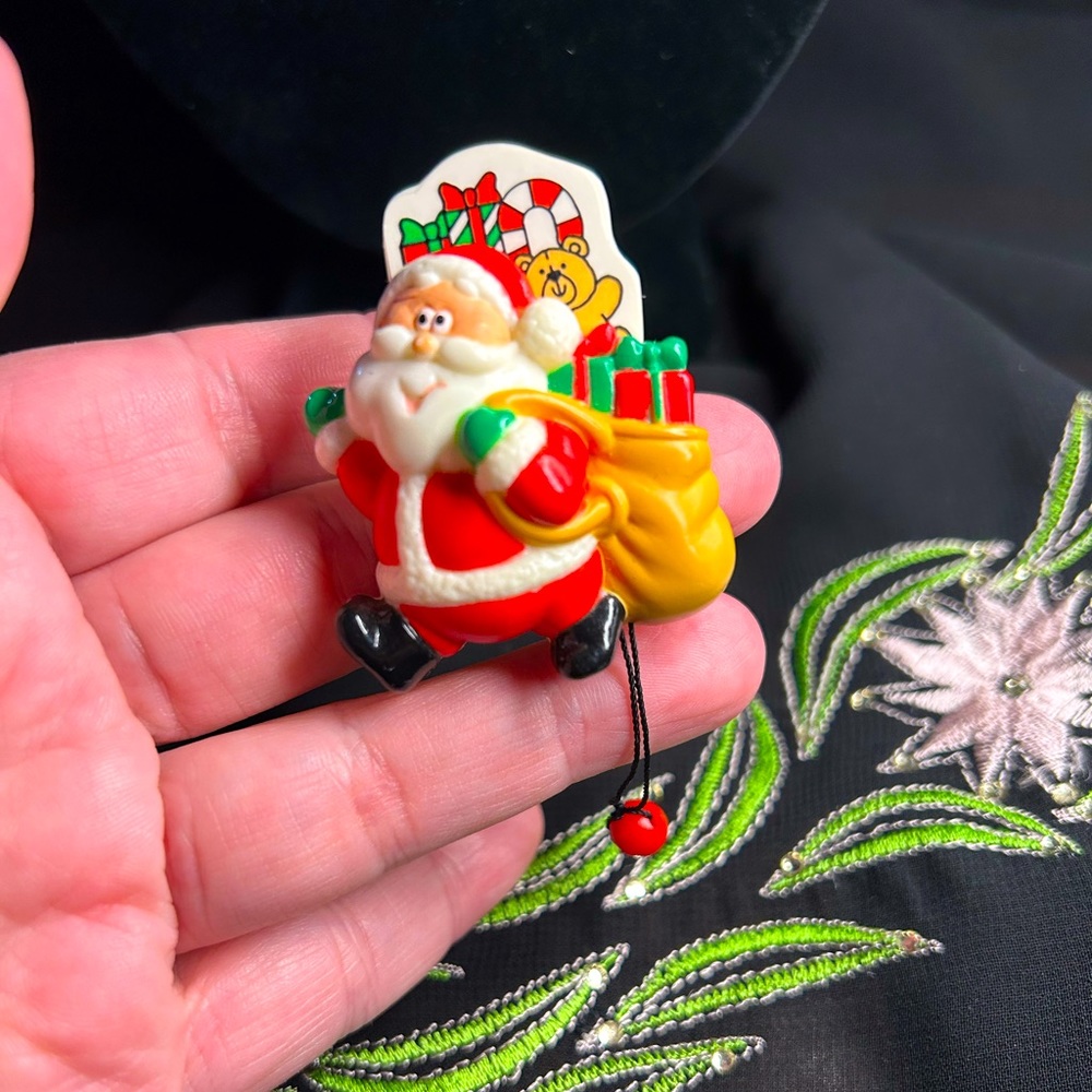 RUSS VTG Plastic Pop up pull string Santa Christmas Brooch. Super cute!!